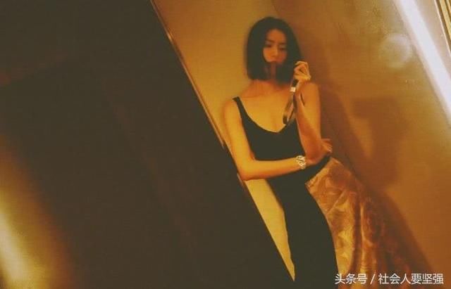 刘雯真的拼了!拼接吊带裙硬生生挤出乳沟,对镜自拍让人想入非非