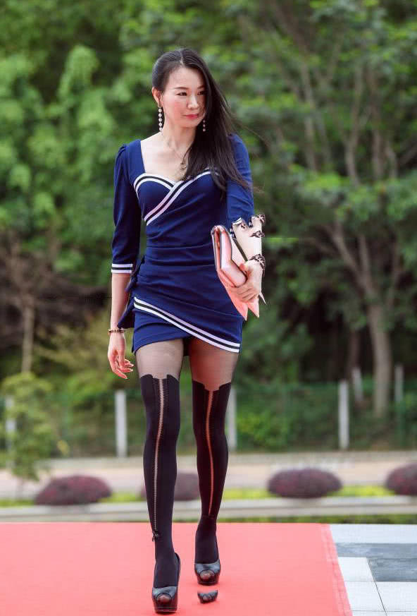 50岁小阿姨包臀裙黑丝袜尽显迷人曲线，一点也不像知天命的年纪