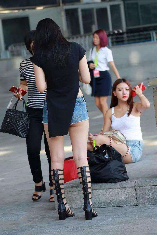 穿紧身牛仔短裤的小姐姐，很好看