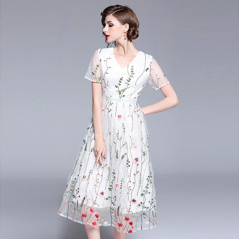 如今女人是真敢穿!“若隐若现”网纱裙真是美的人心醉，美嫩减龄