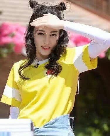 哪吒头女生谁最好看，迪丽热巴超美，她跟女儿比美