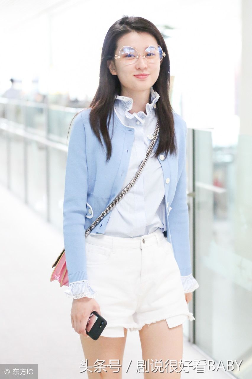 乔欣短裤造型尽显时尚清纯风，大长腿抢镜，网友:眼镜看着别扭