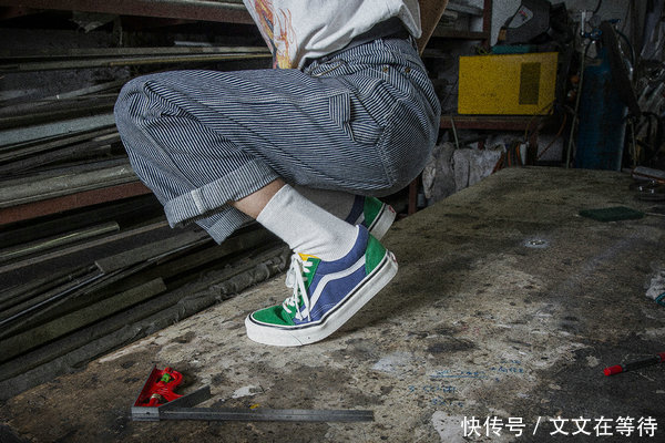  【湖蓝】湖蓝点缀！YEEZY BOOST 700鞋款全新纯白色系配色