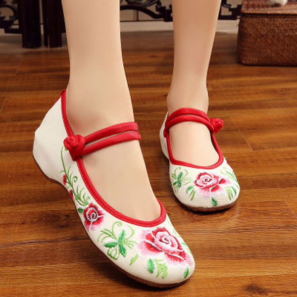 “老北京布鞋”终于出新款了，防滑又养脚，送妈妈刚刚好