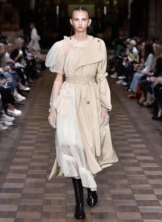  『穿着』只要穿着Simone Rocha，就可以一直做少女哦