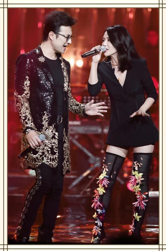 当汪峰脱下皮裤换上紧身裤，网友直呼：辣眼睛！这八字腿型太尴尬