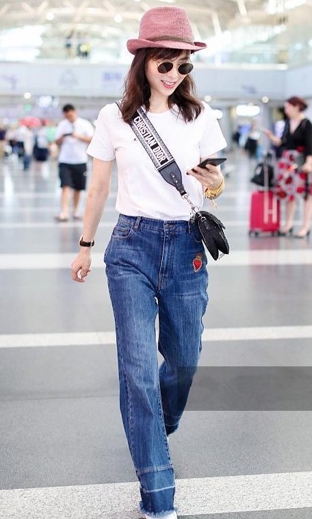 当张静初和杨紫同穿白T恤，网友直呼:身材好就是任性啊!