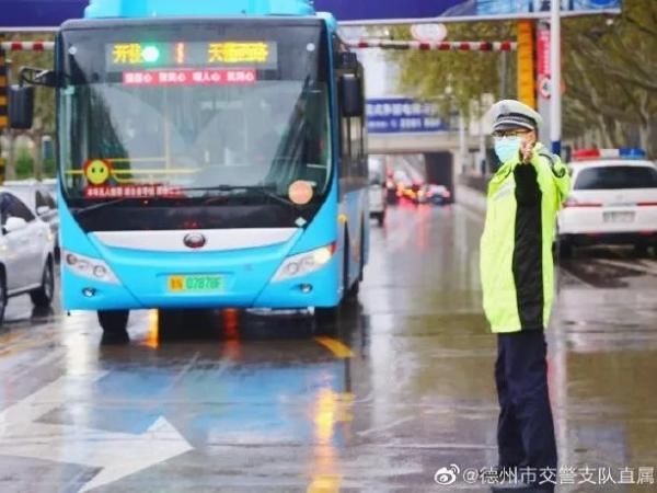  「坚守岗位」保畅通促安全！山东交警雨中执勤尽职责，坚守岗位保平安！