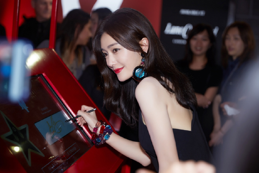 37岁秦岚太惊艳了！一袭黑色长裙配红唇，网友：性感与气场兼得