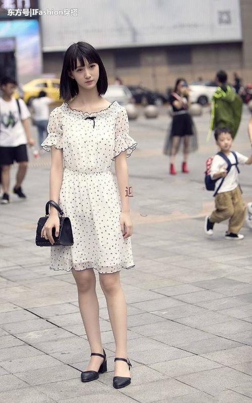 街拍：图四穿的吊带裙性感迷人，图六是标准的大长腿美女