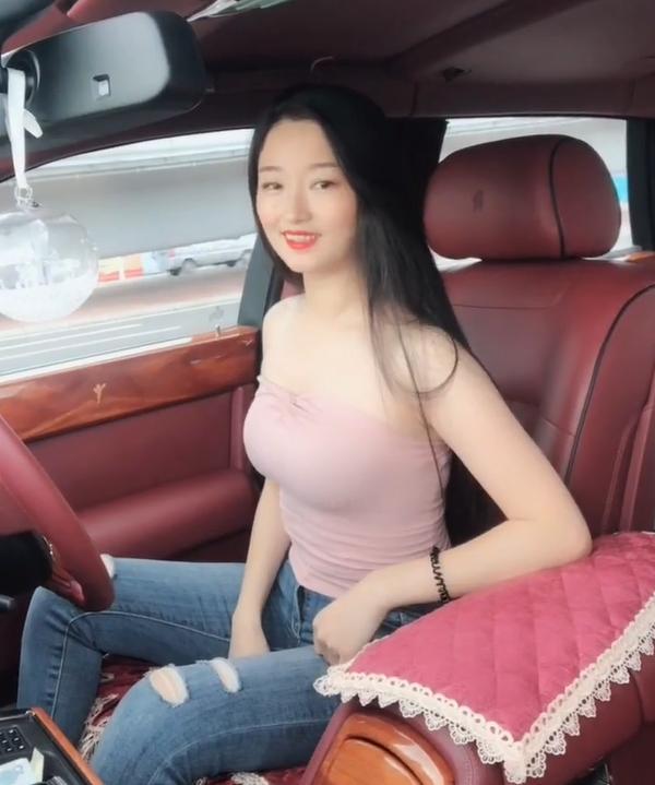 漂亮的女司机，身材好显得异常娇艳