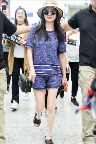 没有张韶涵的筷子腿，就别穿超短裤，杨紫这腿简直不忍直视！