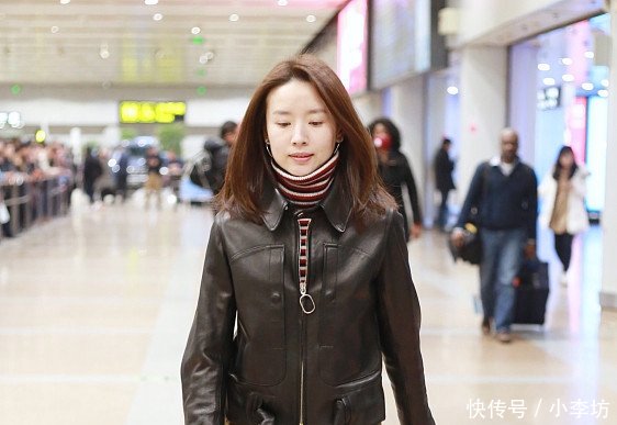 38岁董洁素颜现身机场，皮衣搭配百褶裙，网友还是那么清纯！