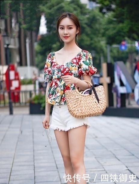『特别』姑娘的黑色丝袜,与裙子还是蛮搭配的