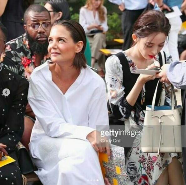 纽约时装周古力娜扎阿汤嫂比邻而座全程无互动，被孤立的中国小花