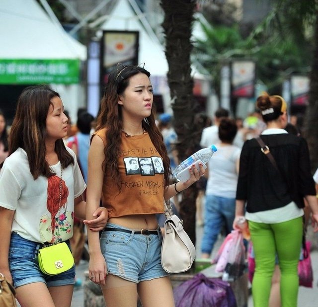 街拍丝袜长腿美女，炎炎夏季穿上丝袜凉爽又吸睛！