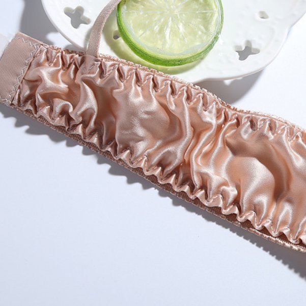 蕾丝文胸过时了，如今的小姐姐都穿这“隐形文胸”，美得先人一步