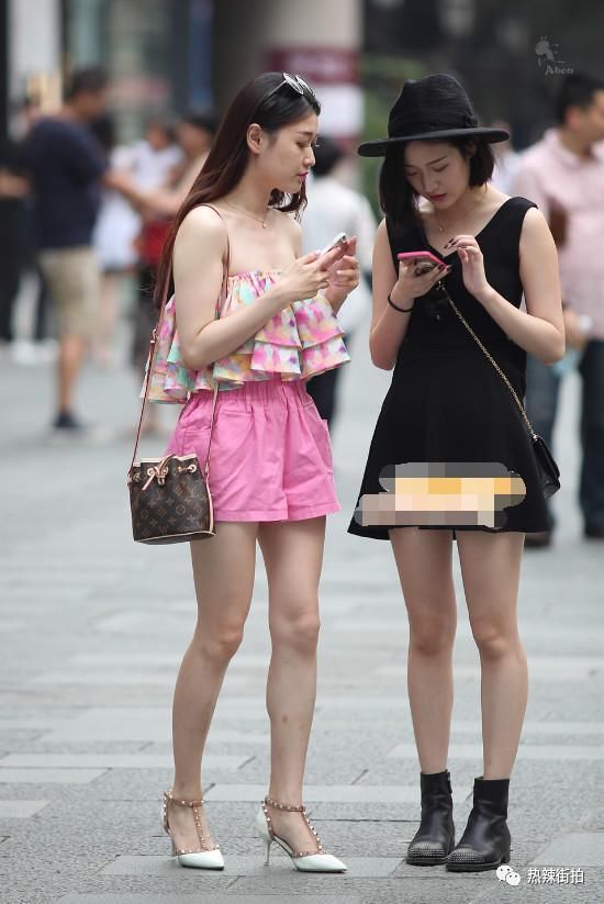 街拍:粉粉花色裙抹胸美女,闺蜜两个都是人间极品