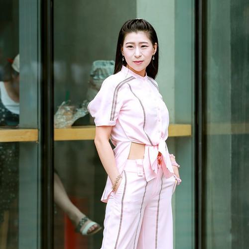 街拍：小姐姐匀称有致的身材有型又非常漂亮，看着很有风情！