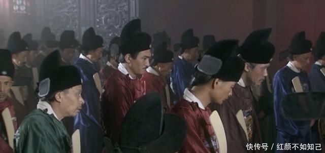 朱元璋剧照:朱元璋写了副对联挂在殿前,大臣一脚踢翻,朱元璋重重有赏