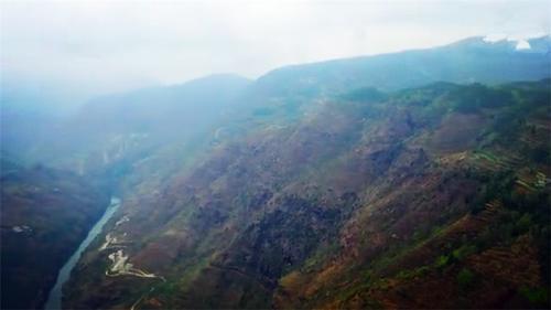 贵州山顶上的村庄，一栋栋别墅依山而建，旁边就是幽深大峡谷