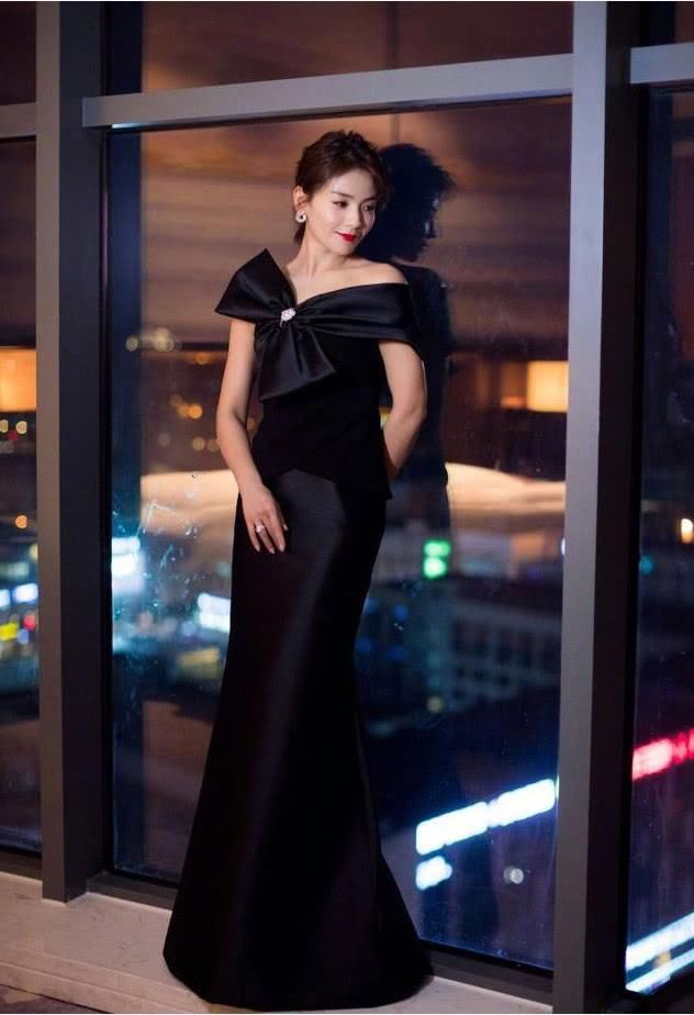 刘涛穿着一身黑色系的紧身裙惊艳全场，网友：这身材简直羡慕