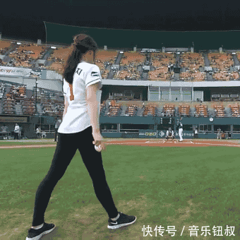 搞笑gif:姑娘,你给旁边的妹子留点面子吧,她跟不