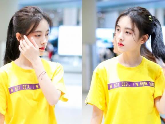 鞠婧祎穿搭真随便,T恤配热裤就走机场,扎个高马尾却变高冷脸?