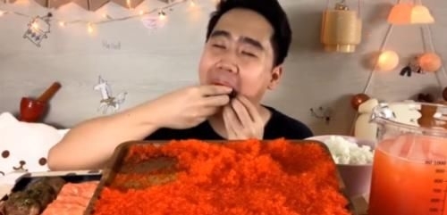  『粉丝』大胃王吃1盘“鱼籽”，粉丝说他穷，看清后，网友：这也太奢侈了