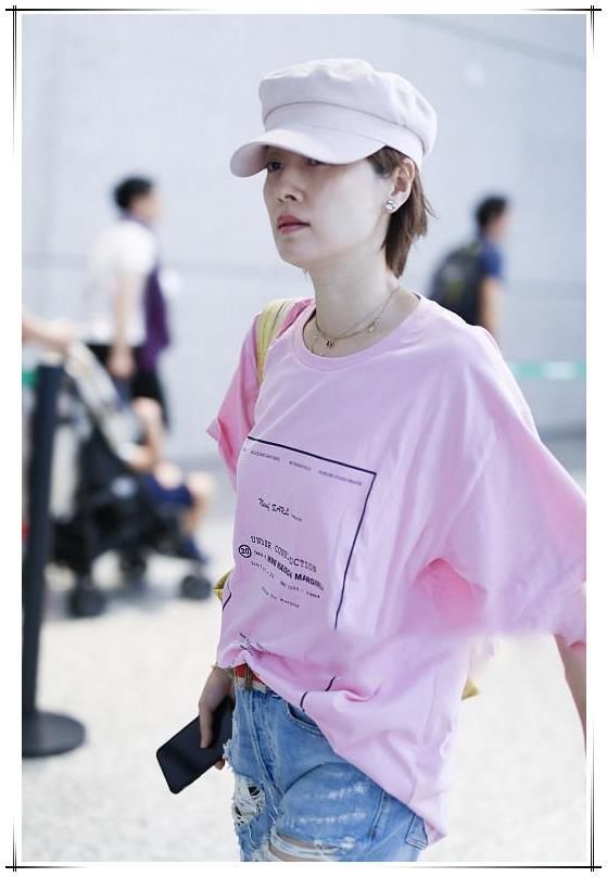 43岁林志玲和42岁马伊琍同穿粉T恤，网友：与其装嫩不如优雅老去