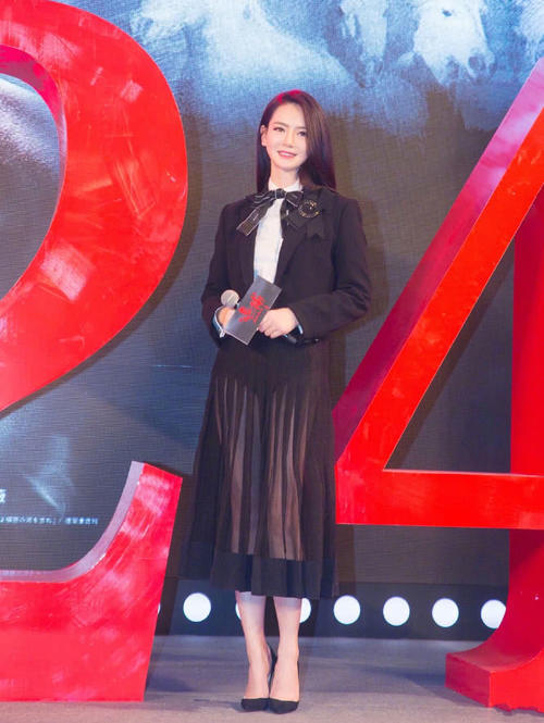 戚薇的腿怎么胖成这样了,穿长袜都挤出赘肉了,勒的不难受么?