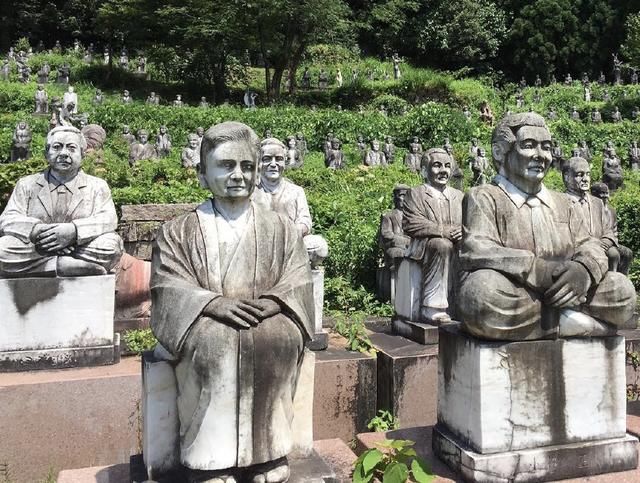 日本土豪花60亿日元打造公园，里面全是亲友雕像，游客：瘆得慌！