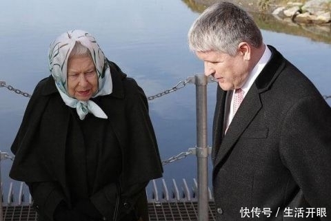 『工作』93岁英国女王这次把人可爱到了!穿这么肥大的斗篷?头巾太美了
