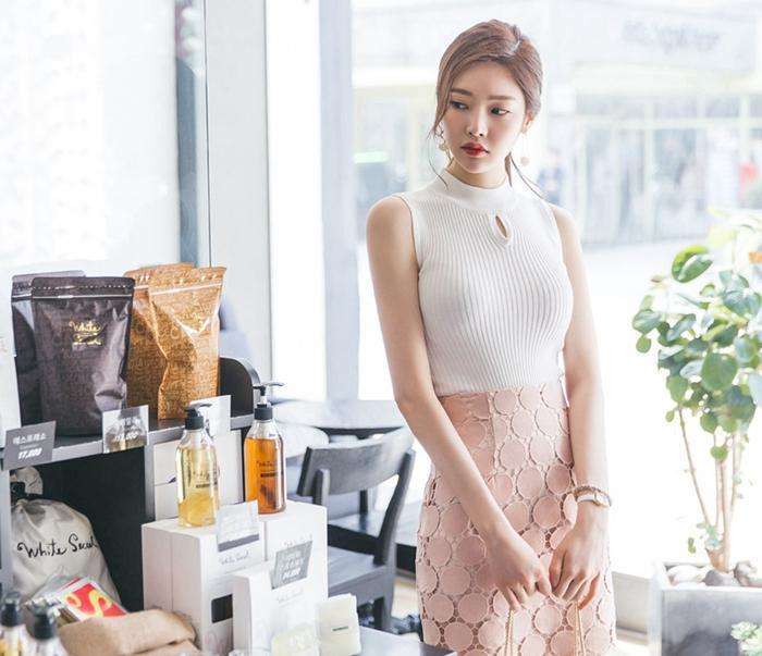 街拍：女神穿镂空包臀裙显气质，这样搭配很吸睛