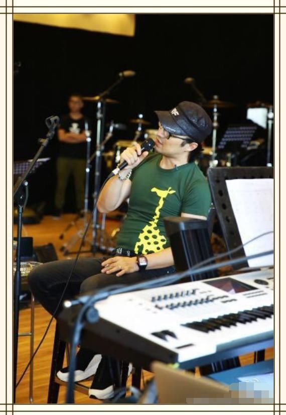 当汪峰脱下皮裤换上紧身裤，网友直呼：辣眼睛！这八字腿型太尴尬