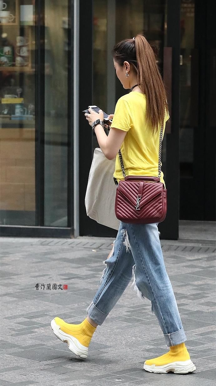 街拍:新潮服饰让美女更加高大上