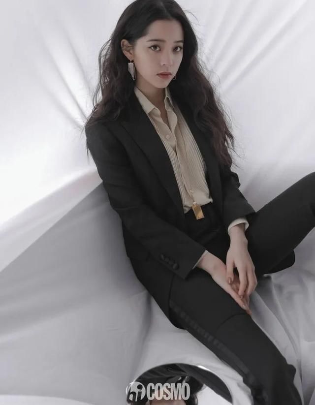  时髦■时髦办｜Jennie的珍珠项链那么多，还硬要和妈妈抢着戴这一条？