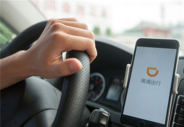 乘客带桶油坐滴滴，结果洒了一后备箱，乘客：开车不稳给差评！