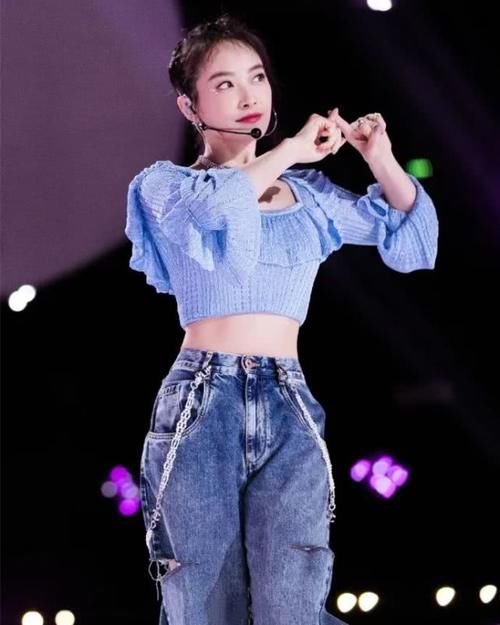  『蝴蝶结』宋茜秀小蛮腰的方式真特别！两个蝴蝶结拼成泡泡袖上衣，高贵撩人