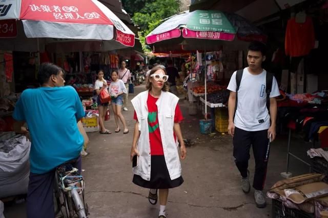 她在中国老街上发现最先锋的时尚创意