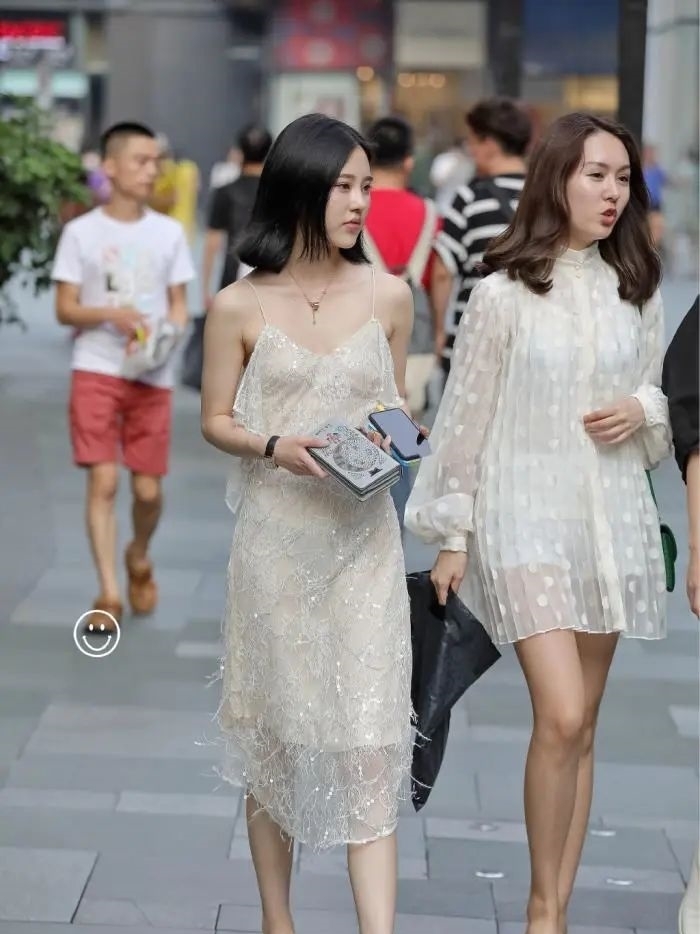  美女|美女拿块“窗帘”当裙子穿，两根细线挂肩上，真担心会掉下去啊