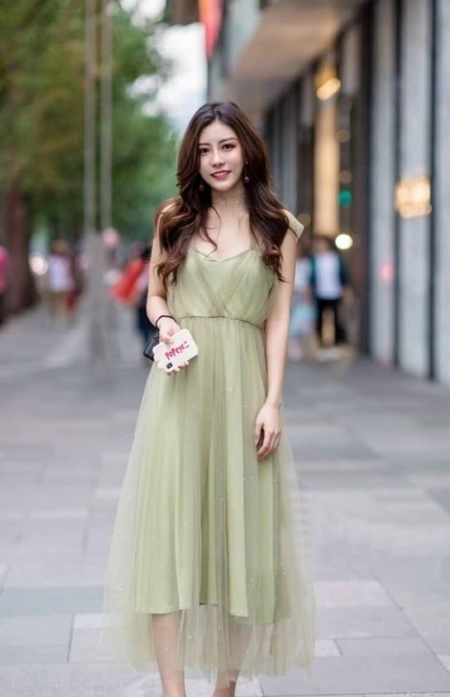  [美女]路人街拍，姑娘高挑而惊艳，桔色上衣搭配牛仔裤，凸显好身材