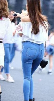 玛丽苏女神一字肩白色蓝花上衣展现玲珑有致好身材，十分独一无二