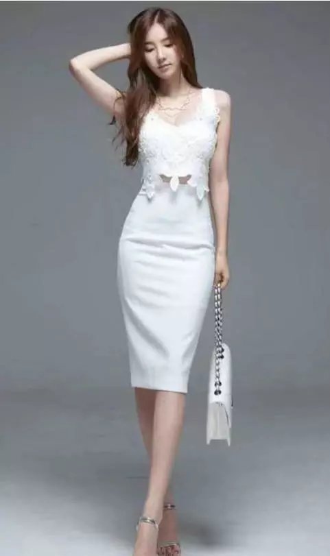 高贵性感的白色连衣裙展现出完满身材，网友：小姐姐真的是仙气十