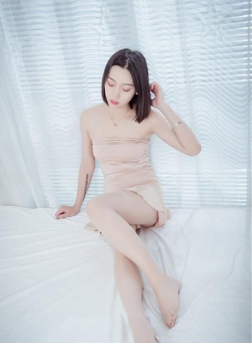 精致■大长腿一览无遗，性感的锁骨精致耀眼，抹胸的短裙款式