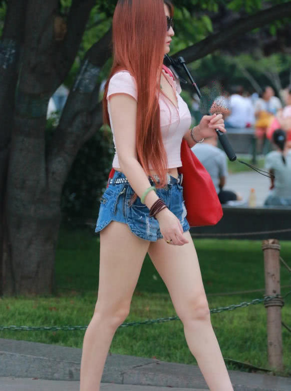 丰腴小姐姐紧身衣裹出呼之欲出的圆润曲线,身后玩芭比的小哥很抢