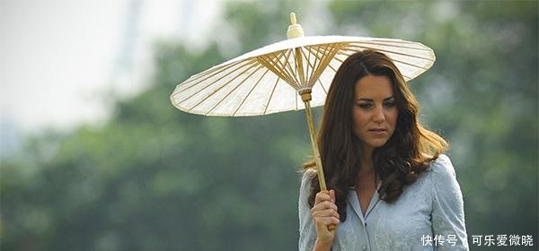 卡米拉模仿凯特王妃，也打了把小伞遮阳，网友调侃东施效颦！