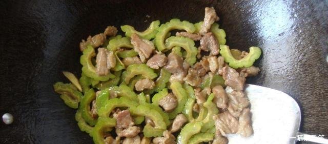  苦瓜的时：炒苦瓜有苦味用“它”浸泡一会，苦瓜清脆又好吃