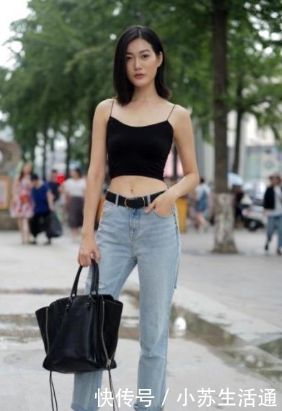  沁人心脾|街拍：身穿超短裤的美女，尽显别样的美态，沁人心脾