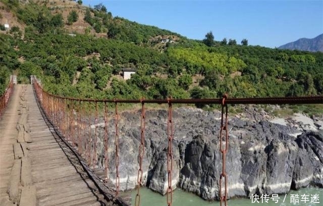 云南建筑大观:站在桥上望云岭